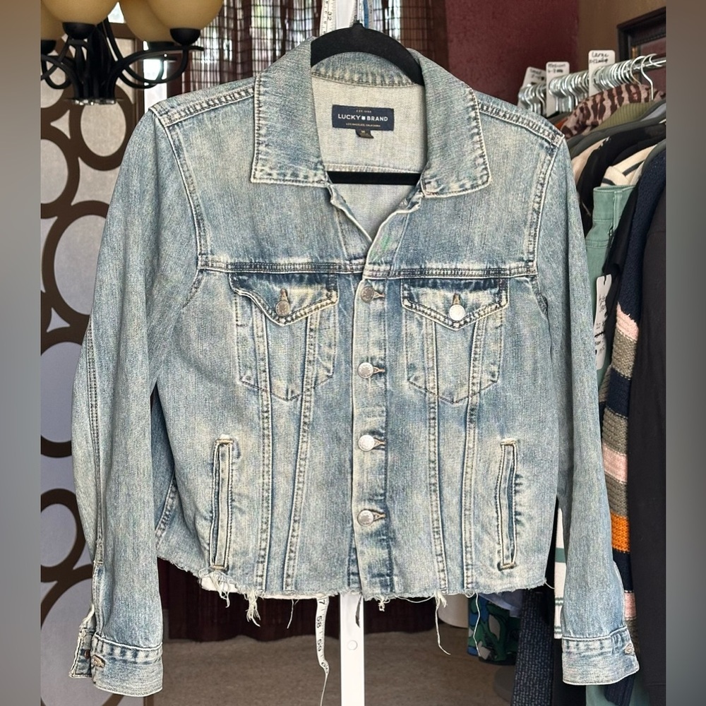 Lucky Brand Tomboy Trucker Denim Jacket M Cropped Raw Hem Light Wash